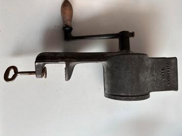 Oude  kaas- en vleesmolen beschikbaar voor biedingen