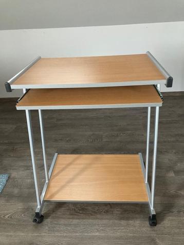 Computertafel beschikbaar voor biedingen