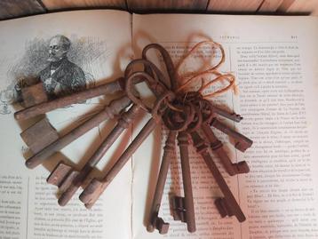 Decoratieve set van 10 oude franse sleutels beschikbaar voor biedingen