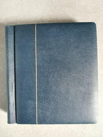 blauw postzegelalbum - klemkaft met 48 witte pagina's beschikbaar voor biedingen