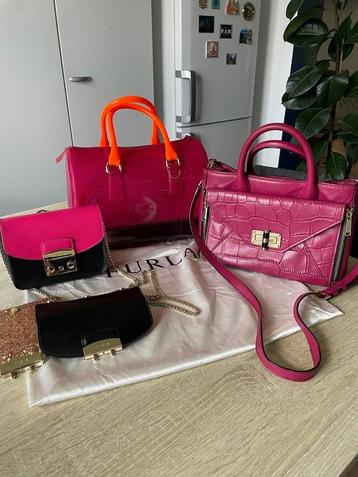 Drie roze handtassen. 300€ voor de drie tassen. 
