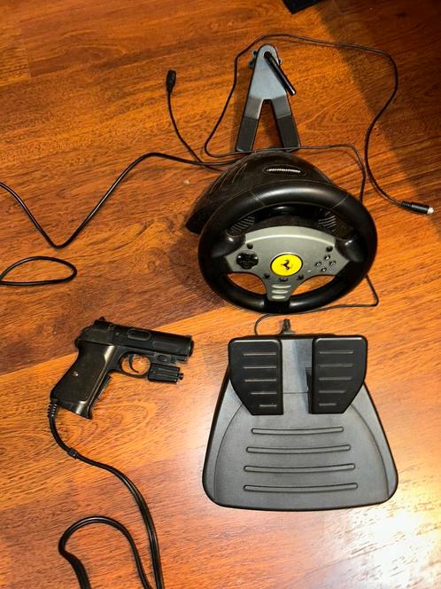 PS2-accessoires: stuurwiel, pedalen en pistool., Games en Spelcomputers, Spelcomputers | Sony Consoles | Accessoires, Zo goed als nieuw