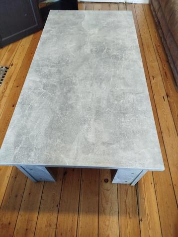 Table basse grise, comme neuve beschikbaar voor biedingen