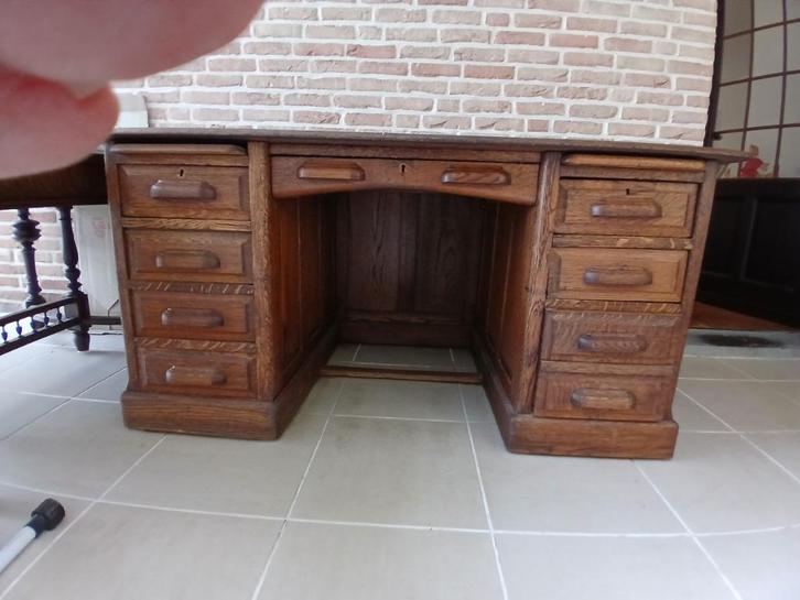 PRAKTISCHE EIKEN BUREAU met acht verschillende lades, Huis en Inrichting, Bureaus, Gebruikt, Bureau, Ophalen