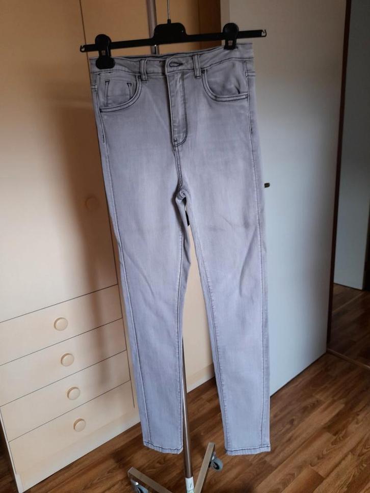 Licht grijze spijkerbroek. Geen koerierdiensten of oplichter, Kleding | Dames, Spijkerbroeken en Jeans, Zo goed als nieuw, W28 - W29 (confectie 36)