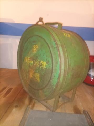 Oude jerrycan  beschikbaar voor biedingen