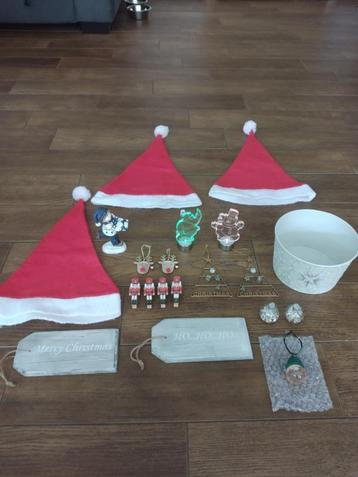 Kerstpakket: kerstmuts, kerstbal, kerstboom, rendier,... beschikbaar voor biedingen
