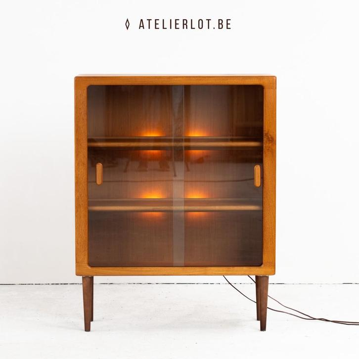 Deens vitrinekast CFC Silkeborg, Huis en Inrichting, Kasten | Vitrinekasten, Zo goed als nieuw, 100 tot 150 cm, 100 tot 150 cm