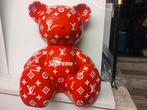 Ours en peluche assis en hommage à LV, Antiquités & Art, Enlèvement ou Envoi