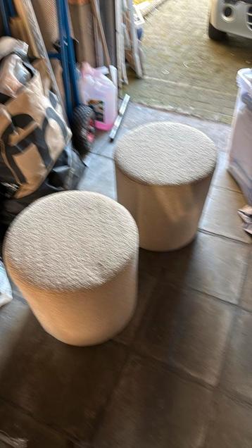 Beige poefs/zitpoefs beschikbaar voor biedingen