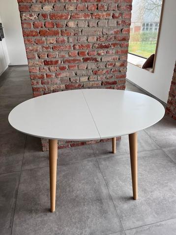 Tafel wit- houten poten beschikbaar voor biedingen