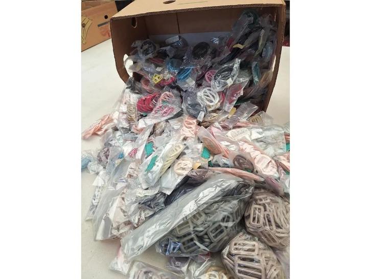 Grote partij kunststof gespen en riemsluitingen (500 st), Hobby en Vrije tijd, Naaien en Fournituren, Nieuw, Overige typen, Ophalen of Verzenden