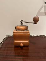 Antieke koffiemolen, Ophalen