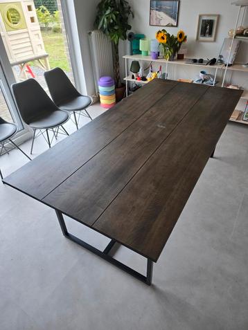 Houten eettafel  beschikbaar voor biedingen