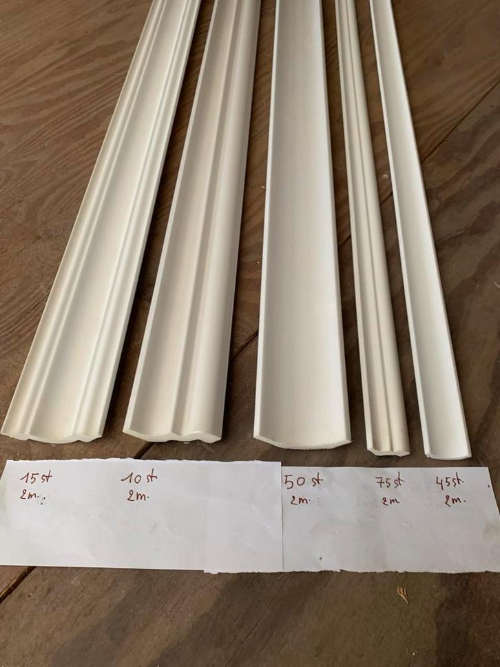 Kroonlijsten in polystyreen (aantal en afmeting zie foto), Doe-het-zelf en Bouw, Schildersmaterialen, Zo goed als nieuw, Ophalen