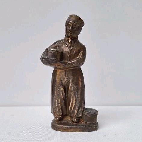 Statue en metal d'un homme en costume hollandais début 1900, Antiquités & Art, Antiquités | Bronze & Cuivre, Bronze, Enlèvement ou Envoi