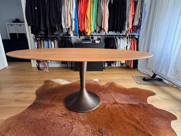 Massief eiken tafel in uitstekende staat, amper gebruikt beschikbaar voor biedingen