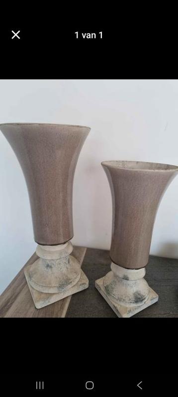2 landelijke trompetvazen  42cm en 50cm hoog beschikbaar voor biedingen