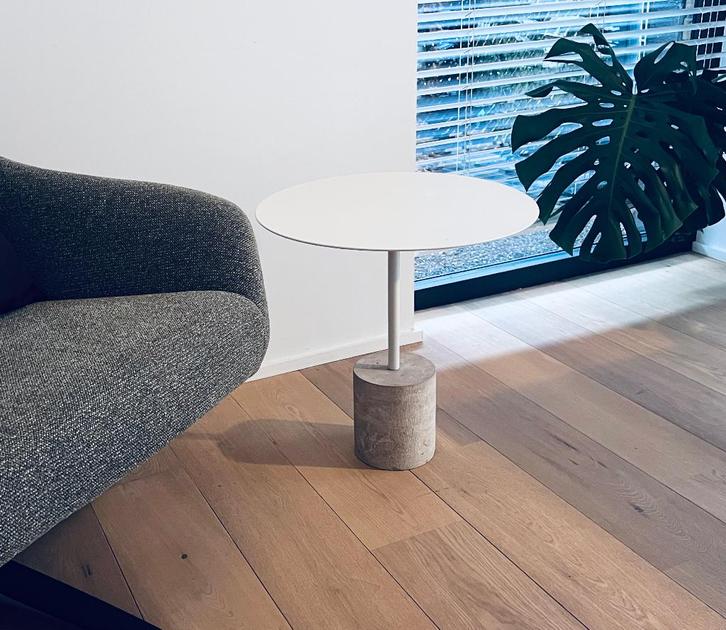 Minimalistische bijzettafel, Huis en Inrichting, Tafels | Bijzettafels, Gebruikt, Rond, 45 tot 60 cm, 55 tot 75 cm, Overige materialen