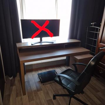 Bureau avec chaise, repose-pieds et étagère pour écran