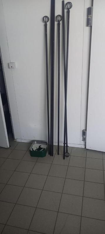 Roedes om overgordijnen op te hangen in zwart ijzer beschikbaar voor biedingen