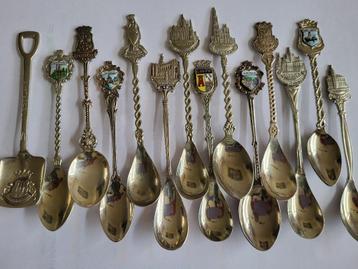 14 verzilverde lepeltje van steden en landen beschikbaar voor biedingen