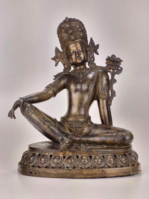 Antieke Bronze Nepalese Indra op lotustroon, Huis en Inrichting, Woonaccessoires | Boeddhabeelden, Gebruikt, Ophalen of Verzenden