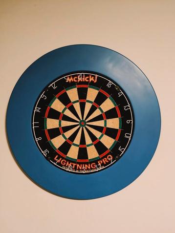 Dartbord met surround. Goede kwaliteit, weinig gebruikt. beschikbaar voor biedingen