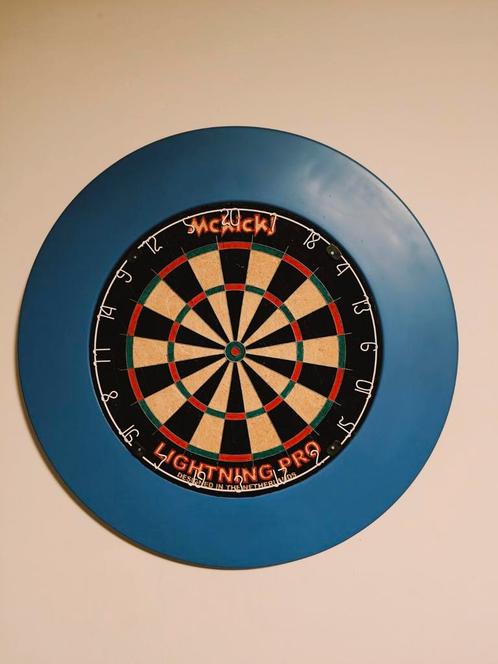 Dartbord met surround. Goede kwaliteit, weinig gebruikt., Sport en Fitness, Darts, Zo goed als nieuw, Dartbord, Ophalen