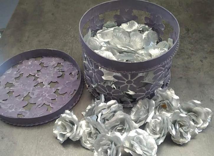 blikken doos gevuld met bloemen en bloemblaadjes grijs, Huis en Inrichting, Woonaccessoires | Schalen en Manden, Ophalen of Verzenden