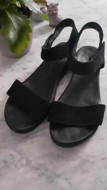 Sandales en daim noires –Pointure 37 beschikbaar voor biedingen