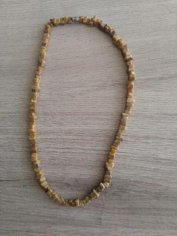 Ketting met beige steentjes beschikbaar voor biedingen