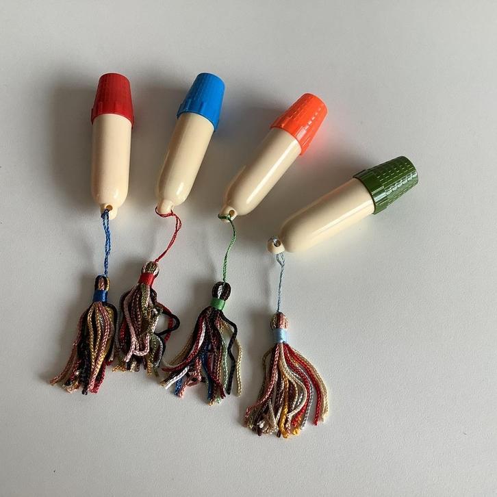 4 vintage celluloid naaldenkokers + garenklosje + vingerhoed, Verzamelen, Vingerhoedjes, Zo goed als nieuw, Overige materialen