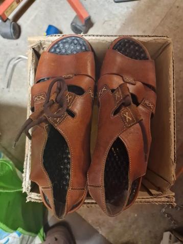 Heren sandalen of dames leder maat 42  beschikbaar voor biedingen