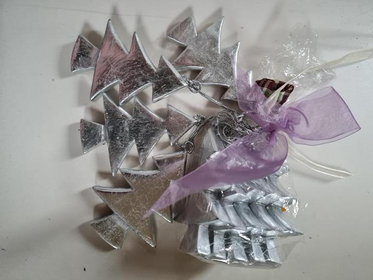 19 Houten kerstboompjes verzilverd Emily Readett London, Diversen, Kerst, Nieuw, Ophalen of Verzenden