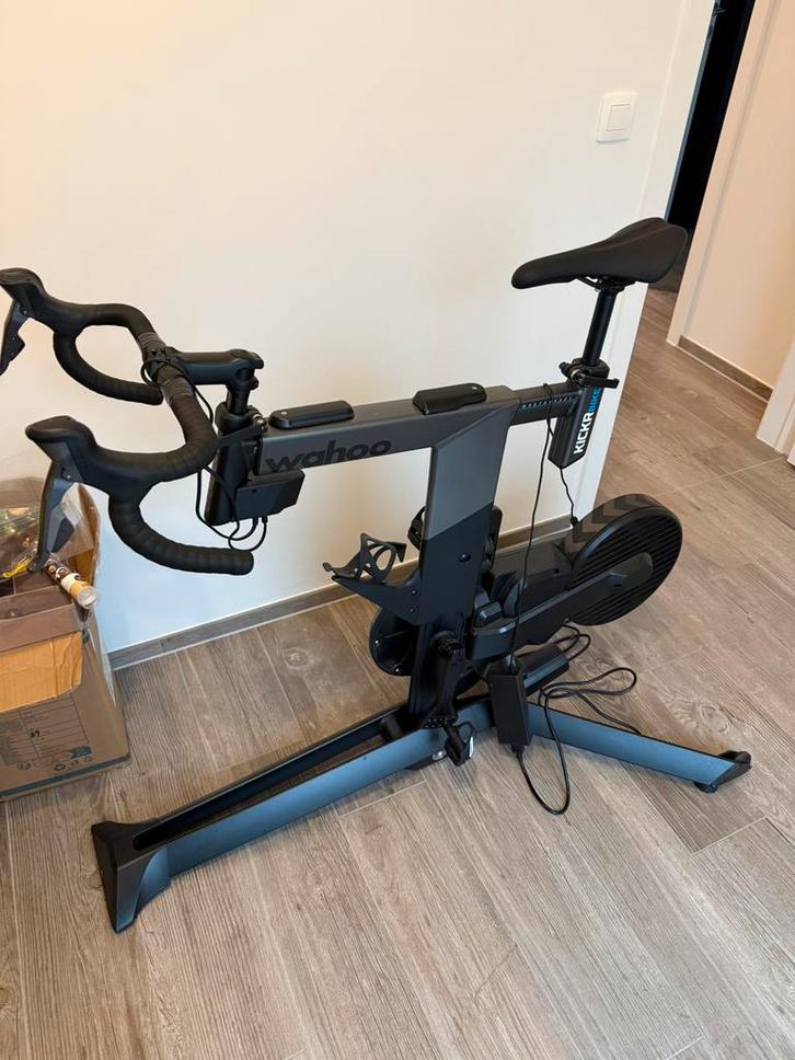 Wahoo KICKR Bike – Smart Indoor Trainer, Sports & Fitness, Appareils de fitness, Utilisé, Vélo de spinning, Enlèvement