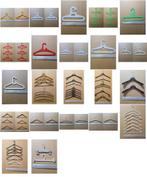 VINTAGE HANGERS KAPSTOKKEN - Jaren '60 -'70 + hout + plastic, Kleding | Dames, Kledinghangers, Ophalen of Verzenden, Zo goed als nieuw