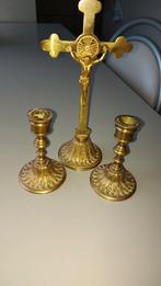 Set van kruisbeeld en kandelaars. Klein en in koper., Antiek en Kunst, Antiek | Religieuze voorwerpen, Ophalen