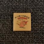 PIN - JE SUIS UNE BOMBE SEXUELLE - VARKEN - COCHON, Verzenden, Gebruikt, Overige onderwerpen, Speldje of Pin