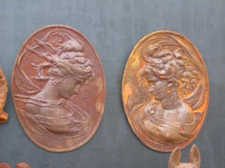 Roestig gietijzeren ovaal fronton van twee elegante dames, Tuin en Terras, Tuinwanddecoratie, Nieuw, Ophalen