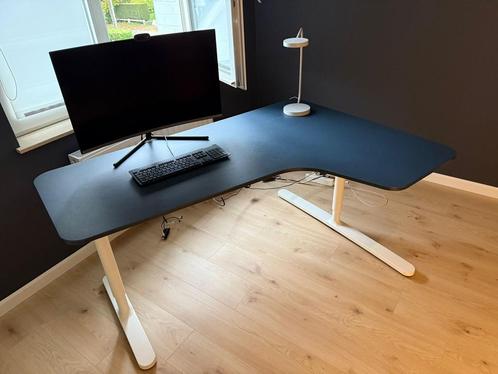 Bureau d’angle IKEA BEKANT bleu et blanc, Huis en Inrichting, Bureaus, Zo goed als nieuw, Bureau, In hoogte verstelbaar, Ophalen