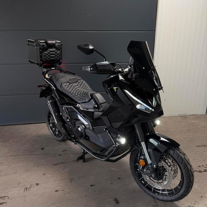 SOLD// Honda X-ADV 750 custom 2025 - Akrapovic - 5j garantie, Motoren, Motoren | Honda, Bedrijf, Scooter, 2 cilinders, ABS, Cruise Control