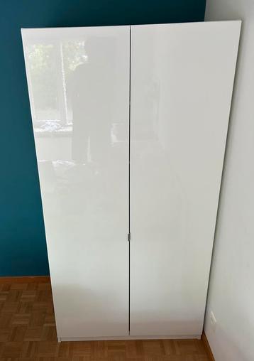 Mooie glanzende Kast beschikbaar voor biedingen