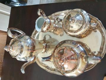 plateau met koffie en theekan,suiker en melkpot beschikbaar voor biedingen