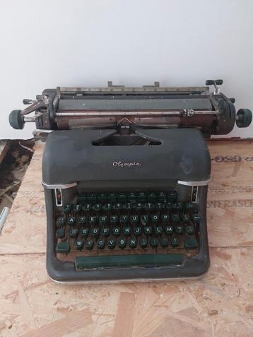 Vintage typemachine Olympia beschikbaar voor biedingen
