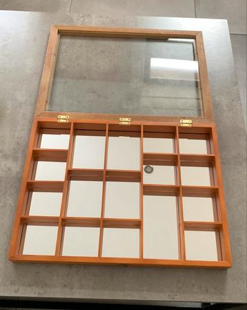 Klein raam van hout en glas beschikbaar voor biedingen