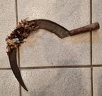 A vendre ancienne serpe avec fleurs séchées pour décoration., Enlèvement