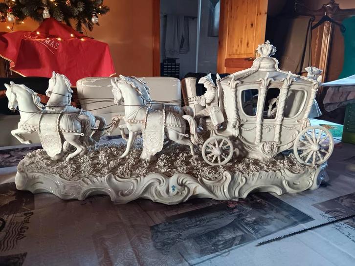 Koets in wit Sitzendorf porselein. 75 cm., Antiek en Kunst, Antiek | Porselein, Ophalen