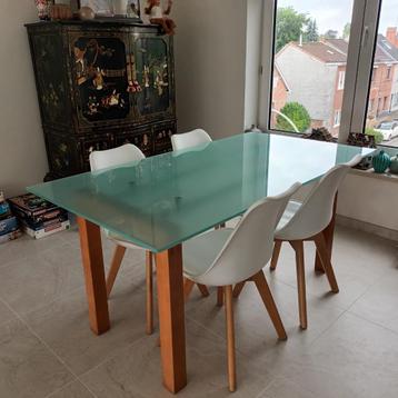 Prachtige eettafel met glazen plaat