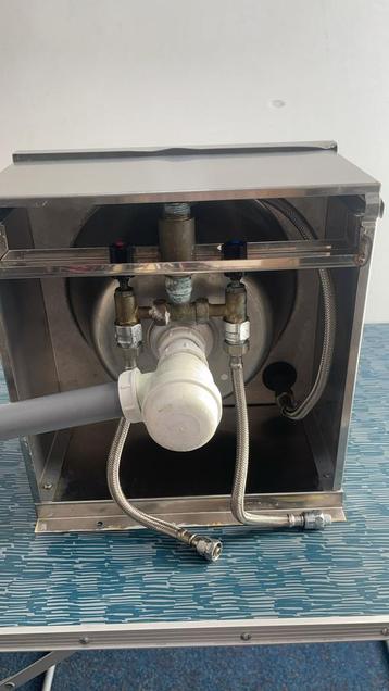 een vrijstaande roestvrijstalen wastafel beschikbaar voor biedingen